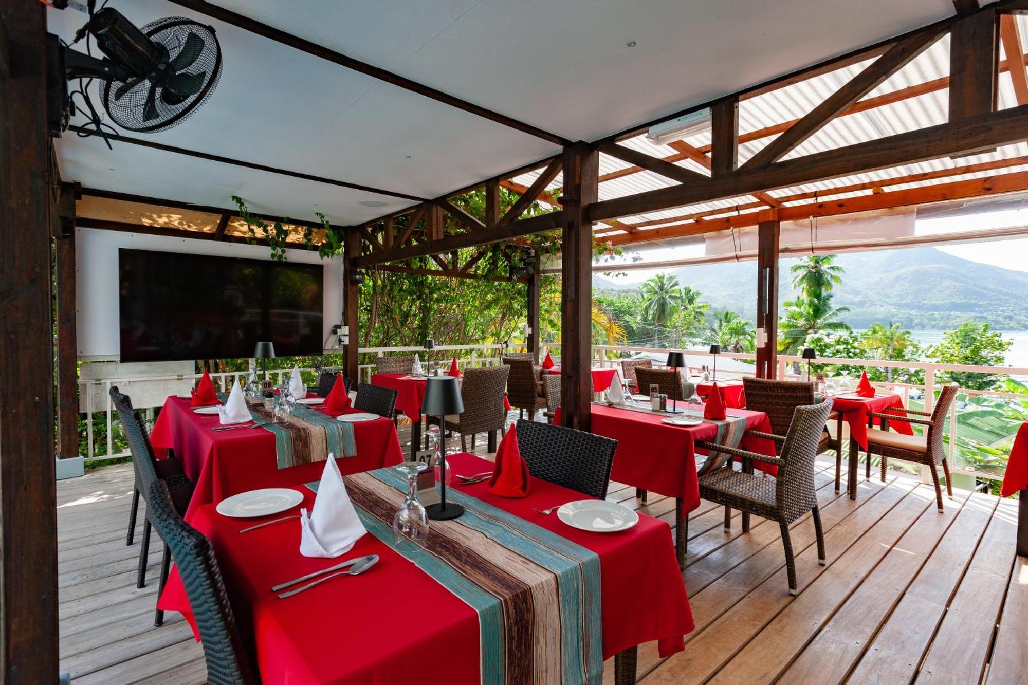Sea View Lodge Baie Sainte Anne Bagian luar foto