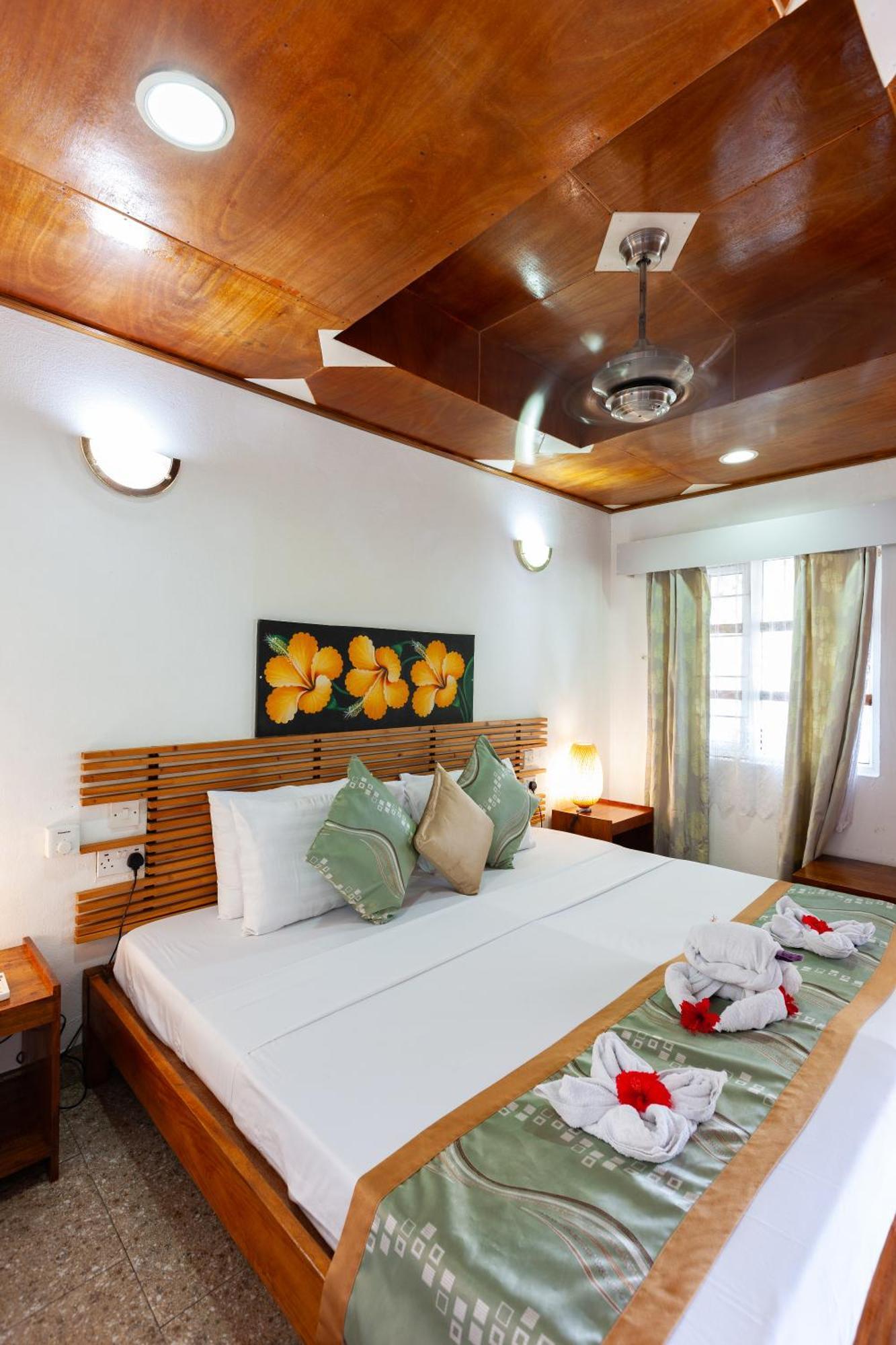 Sea View Lodge Baie Sainte Anne Bagian luar foto