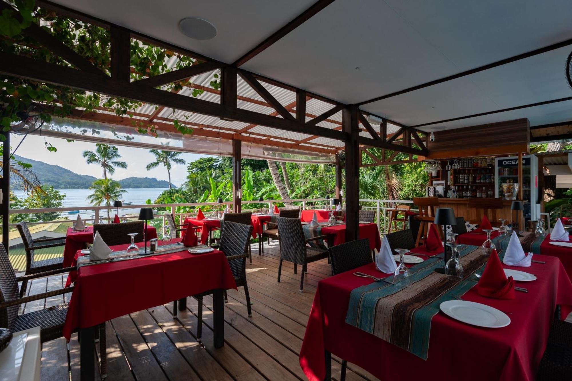 Sea View Lodge Baie Sainte Anne Bagian luar foto